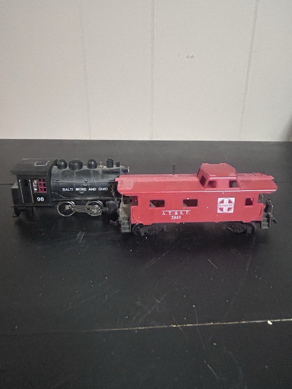 Vintage HO Scale Train Lot B&O #98 Steam Locomotive Santa Fe ATSF 7240 Caboose